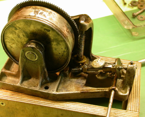 Beispiel 38 Grammophon Räderwerk um 1900 vor der Reparatur