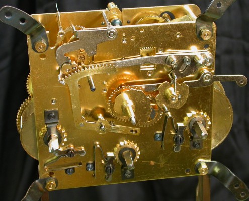 Beispiel 63 antikes Uhrwerk mit Vierviertel Schlag nach der Wartung, Generalüberholung und Reparatur