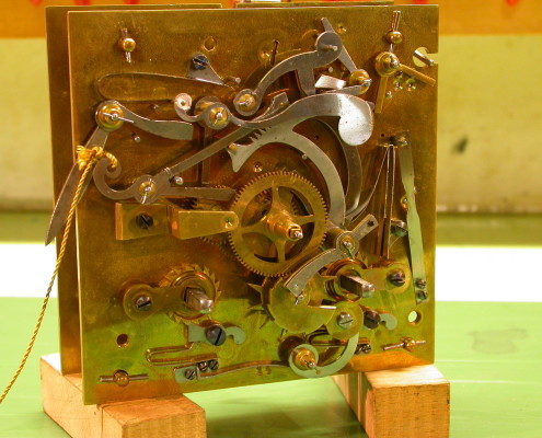 Beispiel 68 antikes Uhrwerk vor der Wartung, Instandsetzung, Reparatur und Generalüberholung