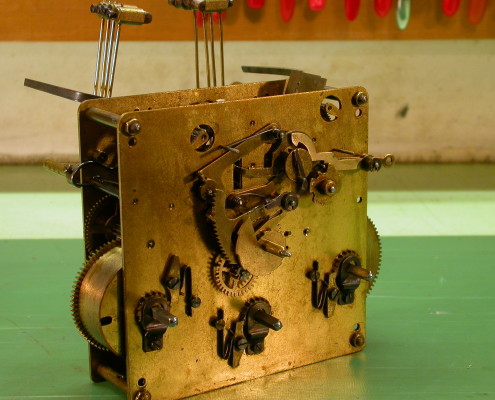 Beispiel 77 antikes Uhrwerk mit Vierviertel Schlagwerk vor der Reparatur, Instandsetzung und Generalüberholung